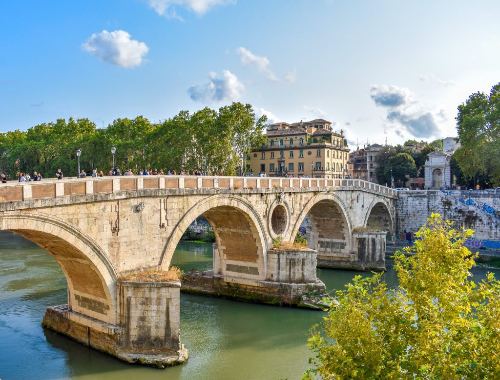 Ponte por cima de um rio