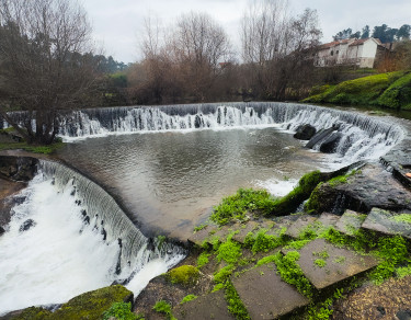 quedas de água com paisagem envolvente