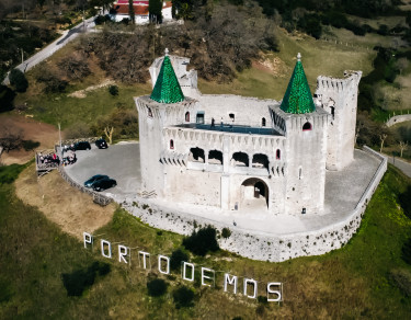 castelo com telhados verdes em forma triangular