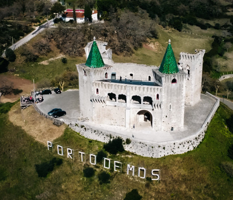 castelo com telhados verdes em forma triangular