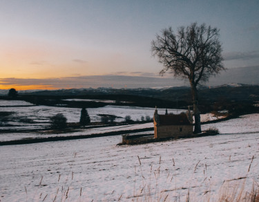 pequena capela em boticas, com neve