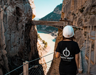 passadiço de madeira num desfiladeiro
