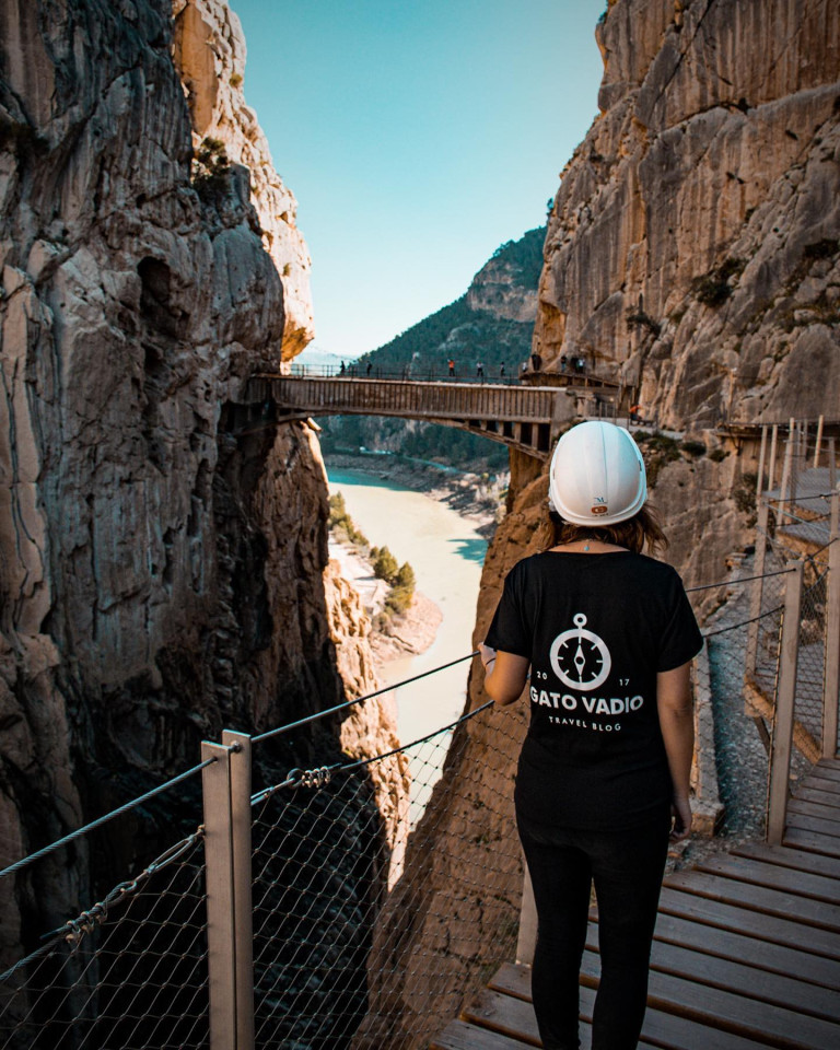 passadiço de madeira num desfiladeiro