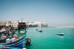 Corniche de Rabat, com passeio marítimo junto ao Atlântico e vista panorâmica da costa marroquina.
