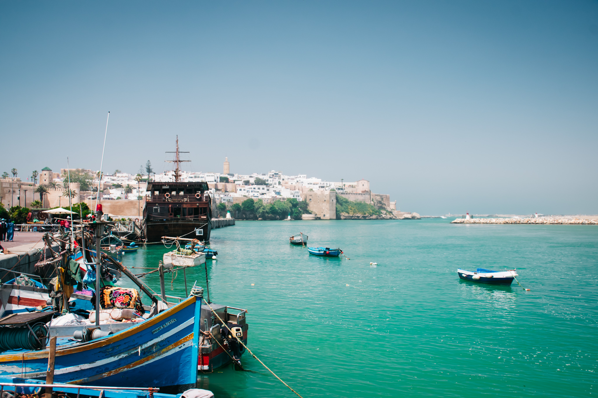 Corniche de Rabat, com passeio marítimo junto ao Atlântico e vista panorâmica da costa marroquina.